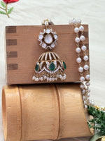 Load image into Gallery viewer, Emerald kundhan Jhumka dollar
